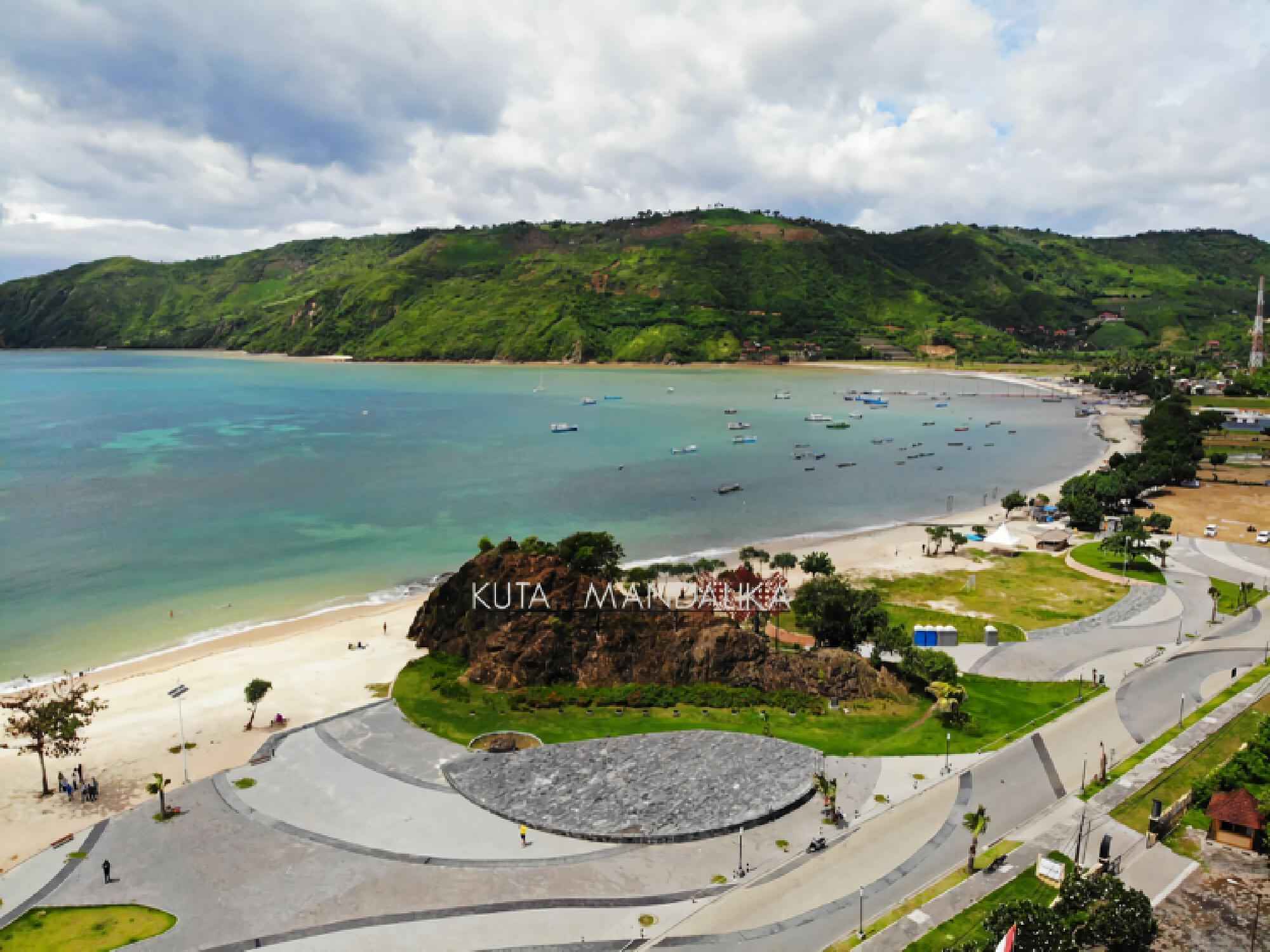 Pantai Kuta di sekitar lokasi Sirkuit Mandalika